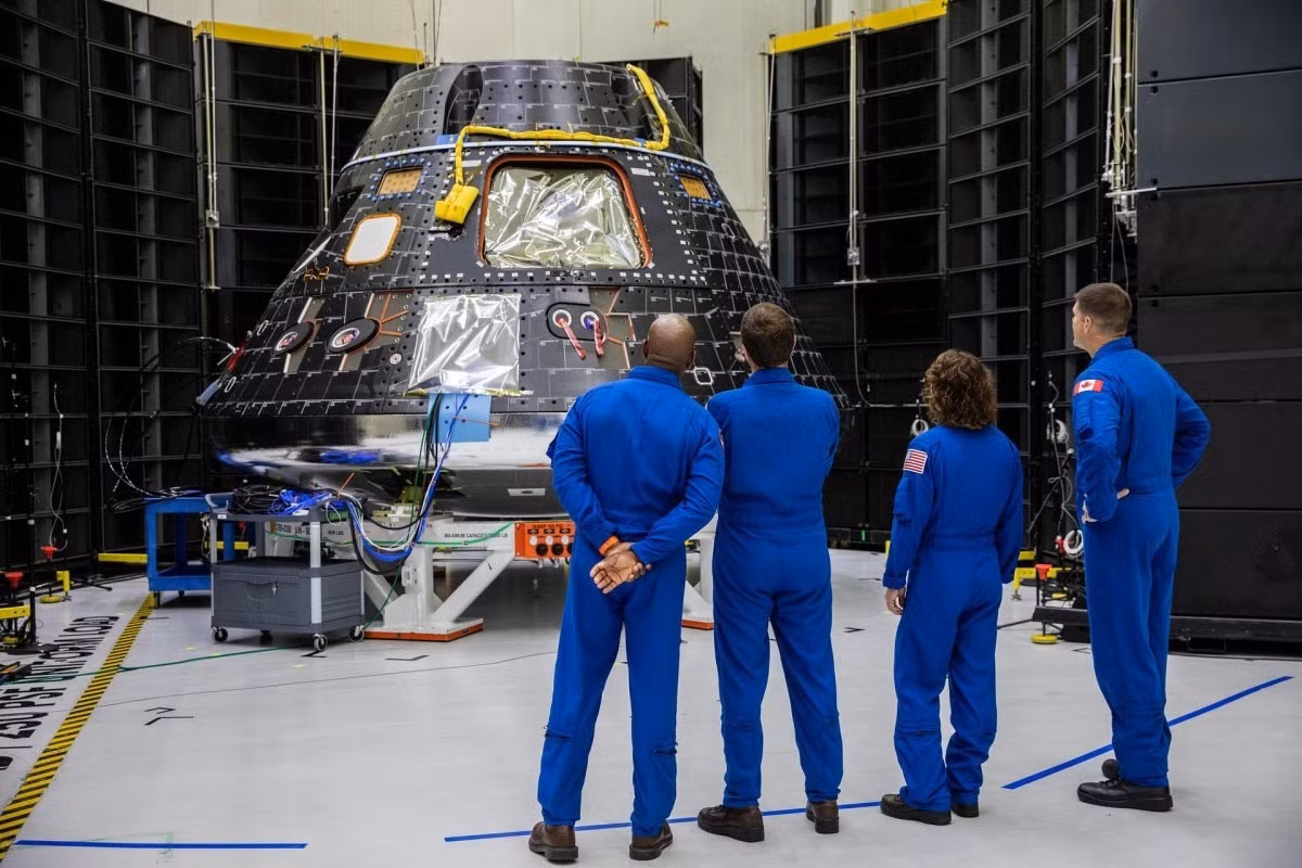 Artemis 2 là sứ mệnh có người lái đầu tiên bay vòng quanh Mặt trăng sau hơn 50 năm của NASA. Theo kế hoạch, sứ mệnh Artemis 2 kéo dài 10 ngày, đưa con người đi xa nhất kể từ Apollo 17 vào năm 1972. Đây cũng là lần gần nhất có phi hành gia đặt chân lên Mặt trăng. Ảnh: NASA.
