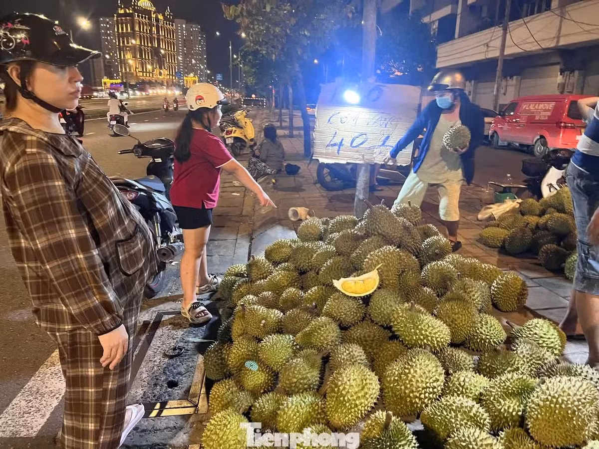 Do giá quá rẻ, khách hàng đều mua 2 - 3 quả về thưởng thức
