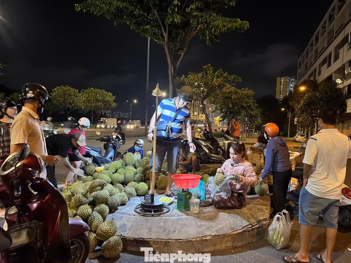 Chiều muộn, điểm bán sầu riêng giá siêu rẻ trên vỉa hè đường Võ Văn Kiệt tấp nập khách