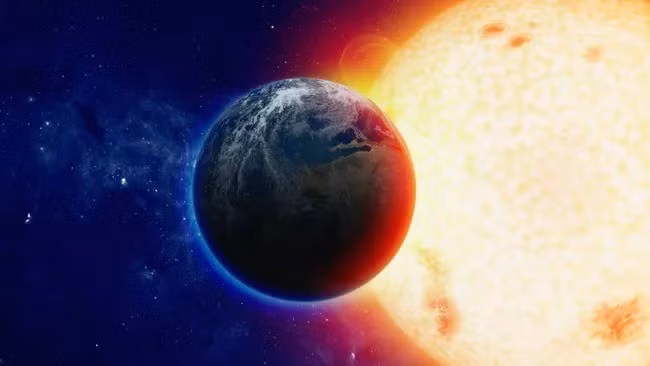 Các nhà khoa học của NASA cảnh báo vào khoảng 5 tỷ năm nữa, Mặt trời khi đến cuối vòng đời sẽ sụp đổ và để lại một lớp vỏ khổng lồ gồm khí và bụi vũ trụ. Trong quá trình này, Trái đất có thể bị nuốt chửng bởi Mặt trời đang phình to hoặc bị xé nát bởi những lực hấp dẫn cực mạnh, trước khi các vật chất còn sót lại tiếp tục hình thành nên những hành tinh mới. Ảnh: Ig0rZh via Getty Images.