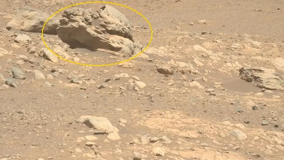 Xe tự hành Perseverance của Cơ quan Hàng không và Vũ trụ Mỹ (NASA) đã phát hiện "Phippsaksla" - tảng đá kỳ lạ và bí ẩn trên bề mặt sao Hỏa. Ảnh: NASA/JPL-Caltech/ASU.