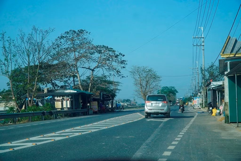 Việc chậm cưỡng chế, thu hồi đất, giải phóng mặt bằng phục vụ hoàn thiện nút giao cầu, đường trên Quốc lộ 49 tại Dương Nỗ làm ngưng trệ dự án, tiềm ẩn nguy cơ mất an toàn giao thông.