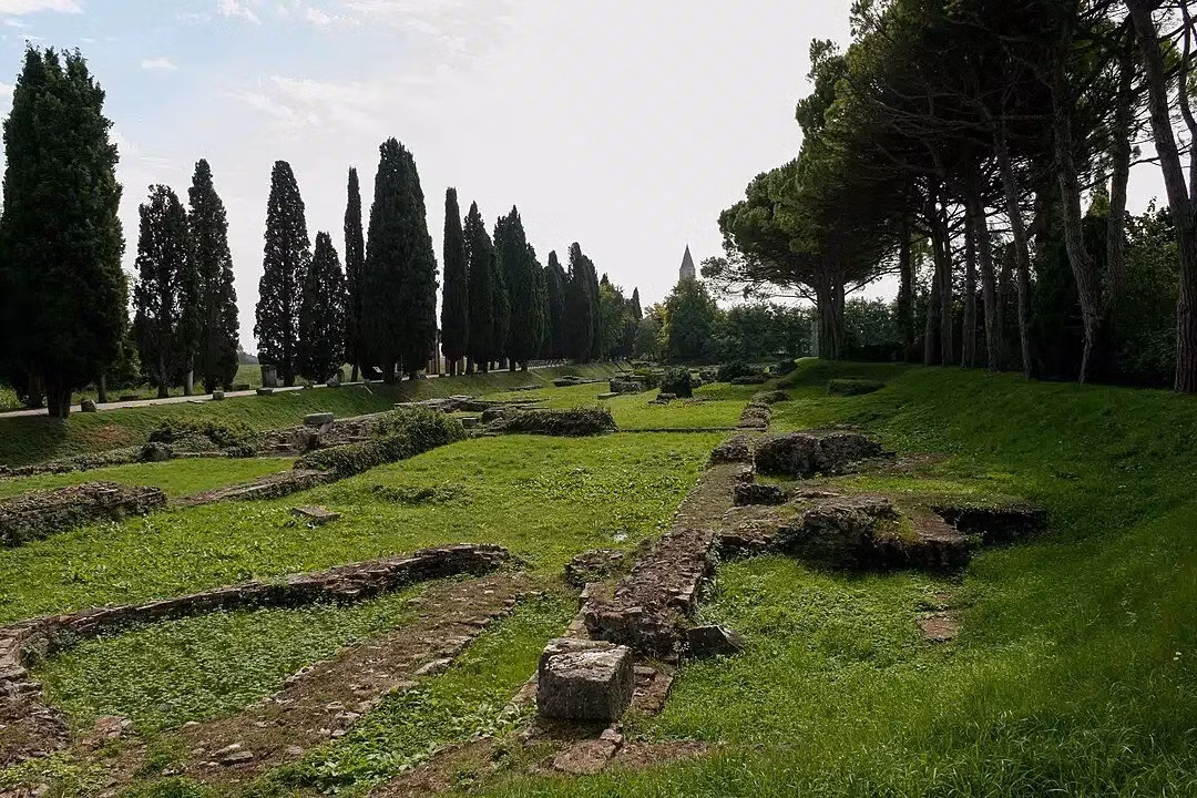 Trong quá trình khai quật tại thành phố cổ Aquileia (ngày nay thuộc lãnh thổ Italy), các nhà khảo cổ tìm thấy những đồng tiền vàng quý hiếm và bằng chứng về một cảng sông La Mã từng sầm uất một thời. Những phát hiện này hé lộ những thông tin mới về sức mạnh thương mại của thành phố Aquileia và mối liên hệ của nơi đây với đế chế La Mã. Ảnh: Marco Almbauer / Wikimedia Commons / Public domain.