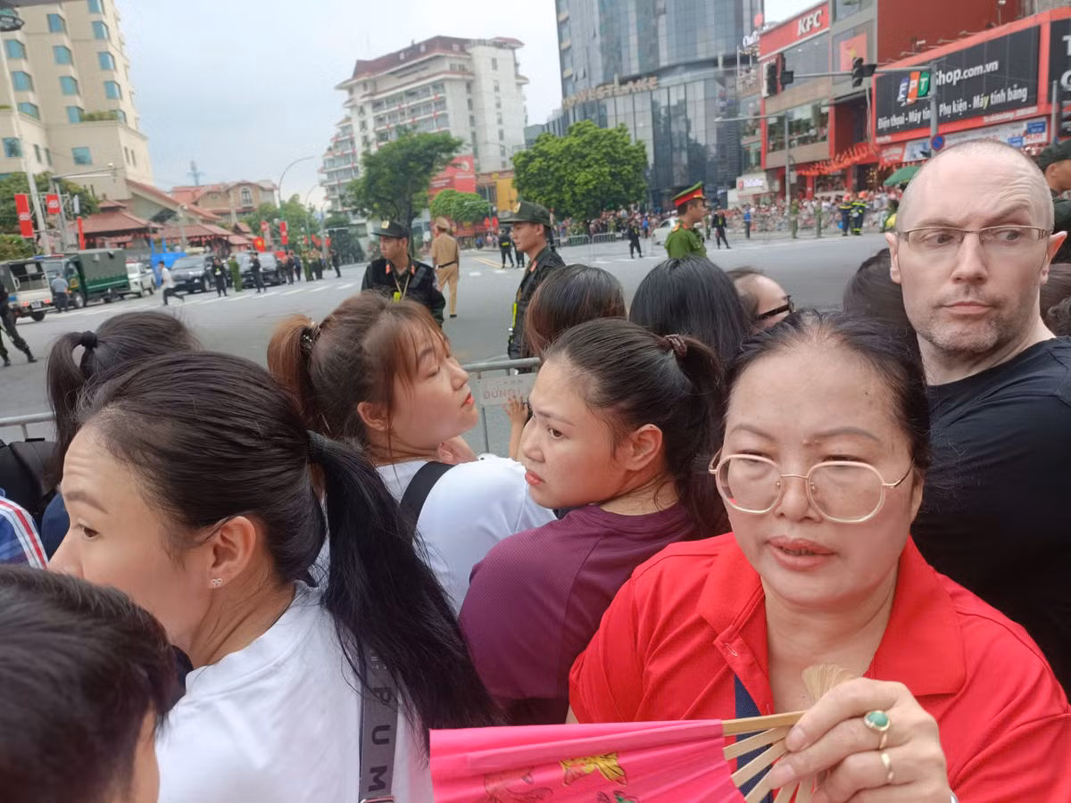 Người nước ngoài cũng kiên trì xếp hàng từ rất sớm để chờ xem sơ duyệt diễu binh.