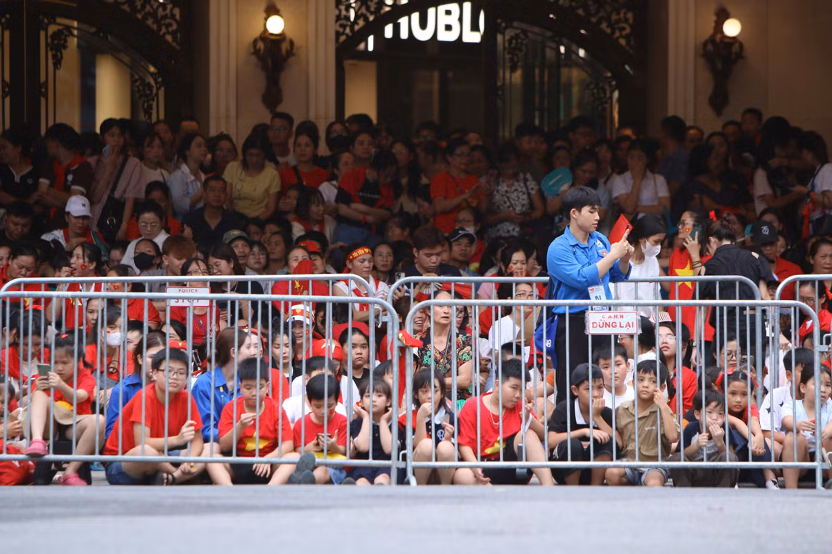 Người dân tập trung đông đúc xem buổi sơ duyệt cấp Nhà nước Lễ diễu binh, diễu hành kỷ niệm 80 năm Cách mạng Tháng Tám và Quốc khánh 2/9.