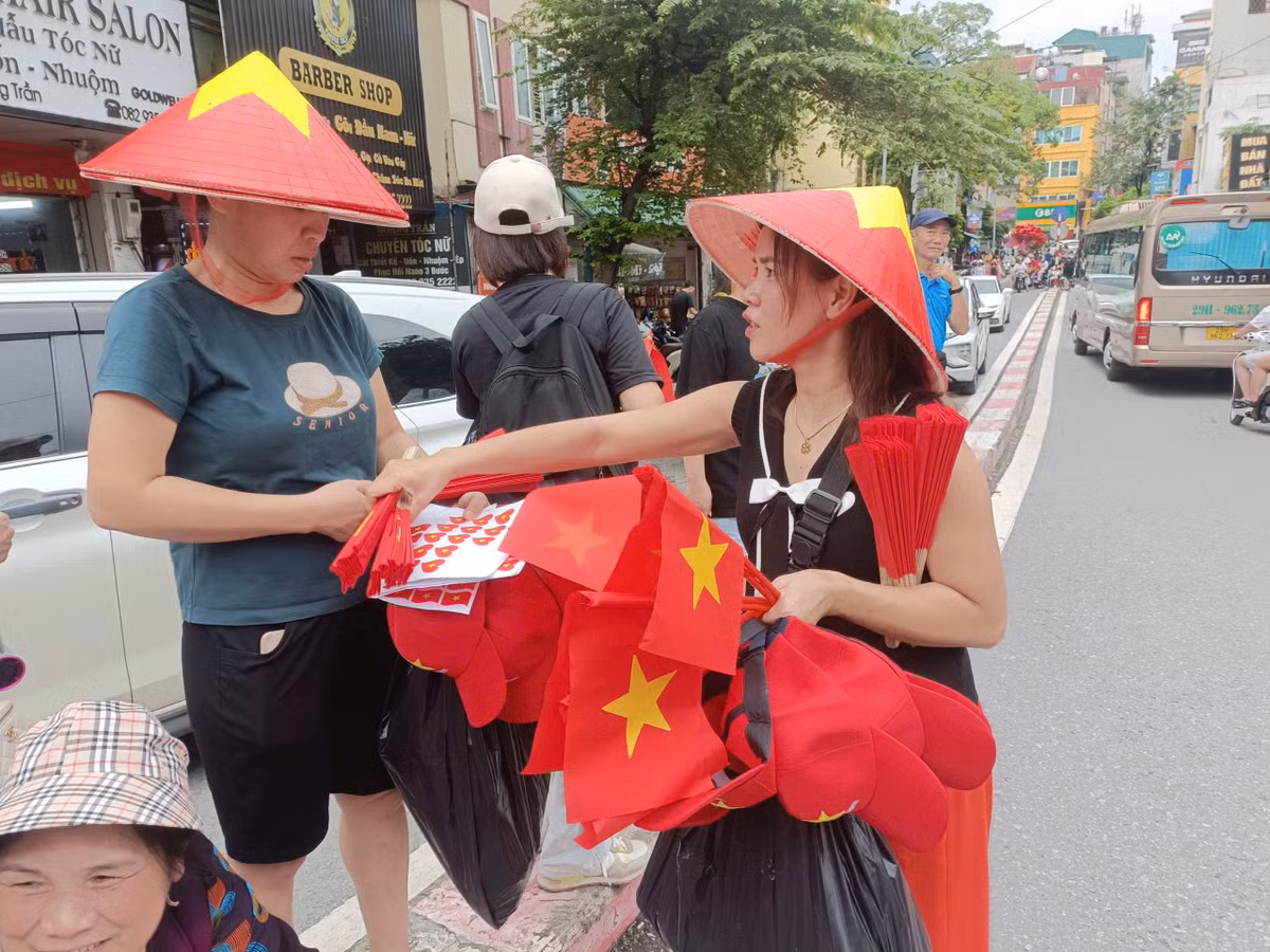 Nhiều người tranh thủ mua phụ kiện yêu nước trước giờ diễn ra chương trình sơ duyệt diễu binh A80.