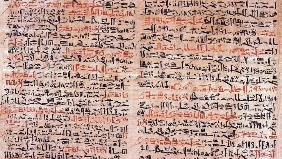 Ca ung thư sớm nhất được biết đến ở tông Người (Hominin) xảy ra cách đây 1,7 triệu năm trong khi bản ghi chép đầu tiên về bệnh ung thư rất lâu sau mới xuất hiện. Vào năm 3000 trước Công nguyên, Imhotep - nhà toán học, bác sĩ và kiến trúc sư nổi tiếng của Ai Cập cổ đại - đã viết cuộn giấy cói Edwin Smith - cuốn "sách giáo khoa" về chấn thương cơ thể và các quy trình phẫu thuật. Ảnh: Pictures from History via Getty.