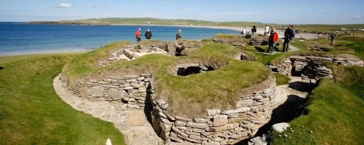 Đến nay, giới nghiên cứu vẫn chưa thể giải mã lý do vì sao khu định cư Skara Brae bị người xưa bỏ hoang. Họ hy vọng việc nghiên cứu một số bộ hài cốt người, các bức tượng, đầu bò... tìm thấy tại đây sẽ góp phần làm sáng tỏ những bí ẩn về "Pompeii của Scotland". Ảnh: aurora-expeditions.com.