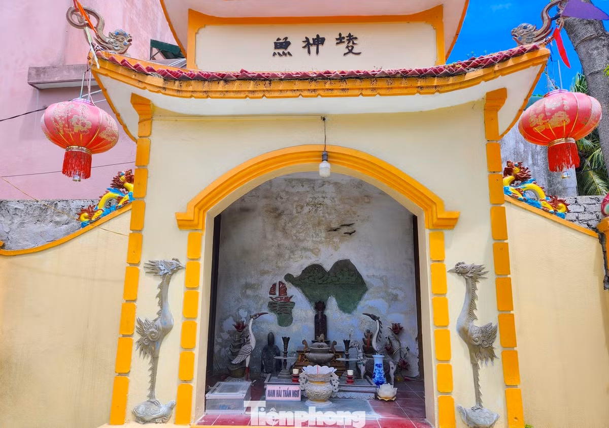 Hàng năm, ngư dân ở một số nơi ven biển miền Trung tổ chức lễ hội cầu ngư vào đầu Xuân. Lễ hội là một trong những nét đặc sắc trong tục thờ cúng cá Ông cũng như là dịp để người dân bày tỏ sự biết ơn, lòng thành kính với vị thần biển cả. Ảnh: Tiền phong.