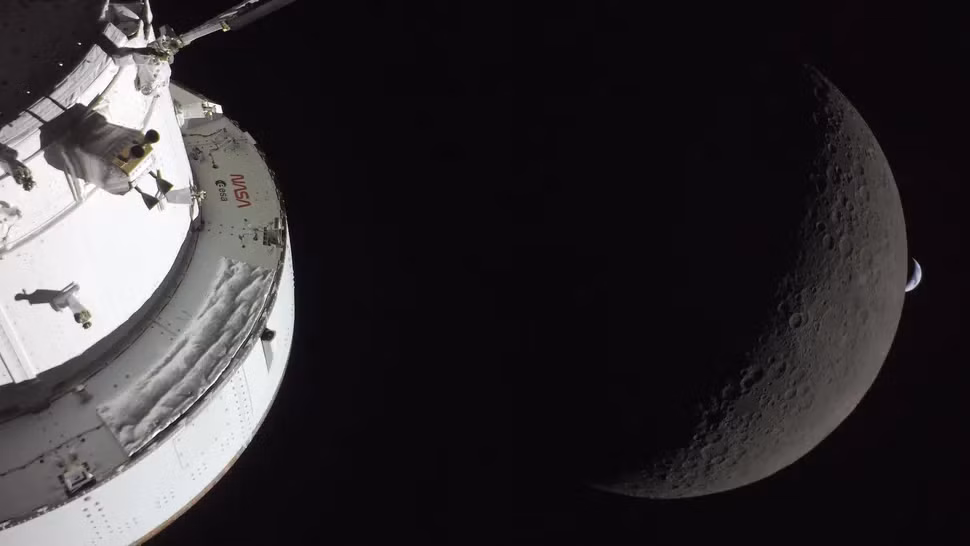 NASA tuyên bố sẽ xây căn cứ Mặt trăng với chi phí 20 tỷ USD. Một số chuyên gia cho rằng, chi phí thực tế có thể lớn hơn nhiều bởi lẽ chỉ riêng chi phí ước tính cho một tên lửa Hệ thống Phóng Không gian (SLS) khoảng 2,5 tỷ USD. Tên lửa SLS đã được NASA sử dụng trong sứ mệnh Artemis II vừa qua.