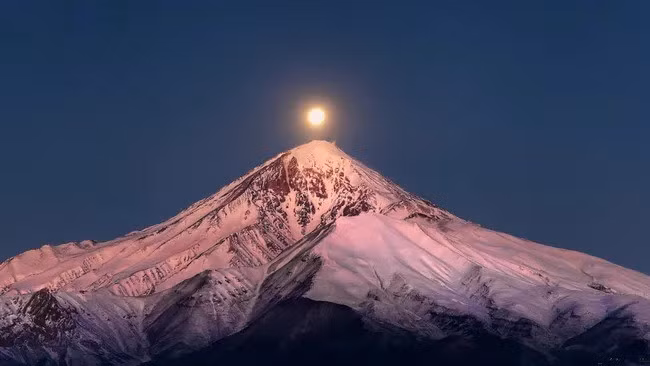 Theo các chuyên gia, Regulus - ngôi sao sáng thứ 21 trên bầu trời đêm - sẽ bị che khuất bởi mặt trăng và xuất hiện trở lại khoảng 1 giờ sau đó. Tùy từng vị trí mà mọi người sẽ có thể quan sát hiện tượng này trong khoảng thời gian khác nhau. Ảnh: Arman Mohammadi / 500px via Getty Images.