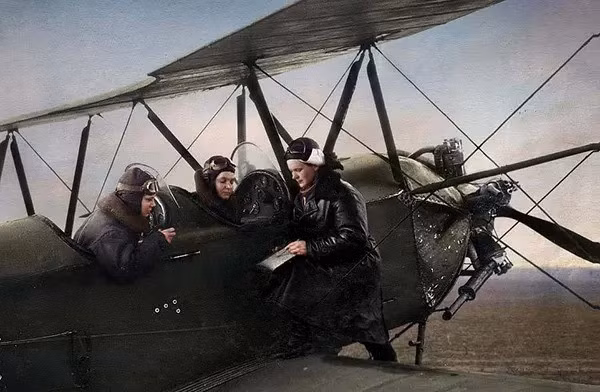Đội nữ phi công lái máy bay Polikarpov Po-2 có hai tầng cánh, hai ghế ngồi với khoang lái mở. Loại máy bay này không được bọc giáp, với bộ khung làm từ ván ép và phủ một lớp vải bên ngoài.