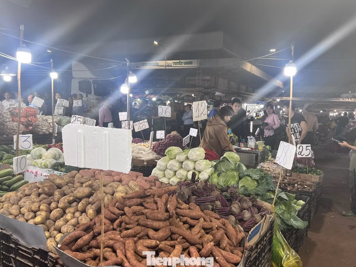 Thương nhân trong chợ đầu mối than vắng khách do bị chợ tự phát bao vây
