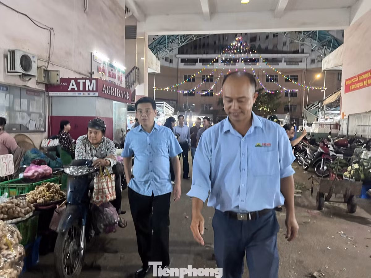 Lãnh đạo TPHCM xuyên đêm "vi hành" khảo sát hàng Tết tại chợ đầu mối ở TPHCM