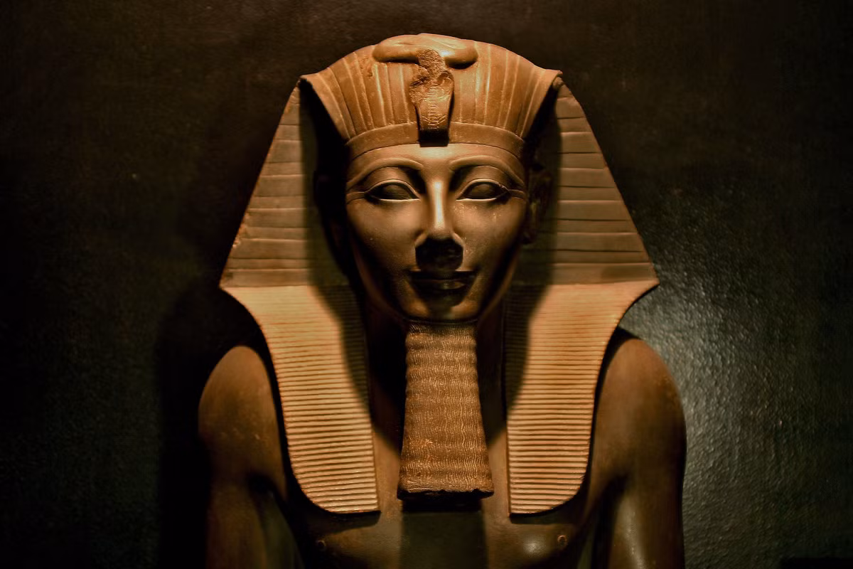 Vì vậy, nhiều khả năng pharaoh Shoshenq III không được chôn cất tại lăng mộ mà ông đã cho xây dựng. Khả năng khác là thi hài vị vua này đã được chuyển ra khỏi lăng mộ sau khi nơi này bị cướp bóc. Ảnh: youregypttours.com.