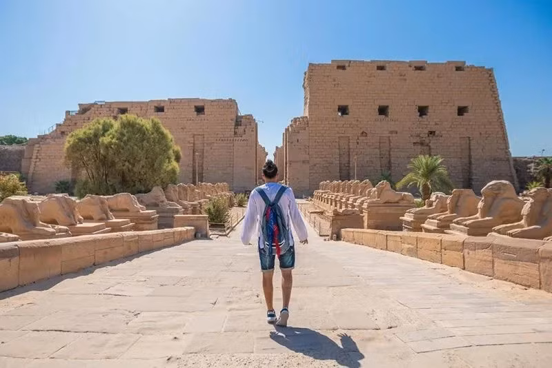Tiến sĩ Kristian Strutt, đồng tác giả của bài báo, đến từ Đại học Southampton, cho biết: “Tuổi của đền Karnak lâu nay vẫn là chủ đề tranh luận nhưng các bằng chứng mới đã giúp xác định rõ mốc sớm nhất của quá trình cư trú và xây dựng”. Ảnh: memphistours.com.