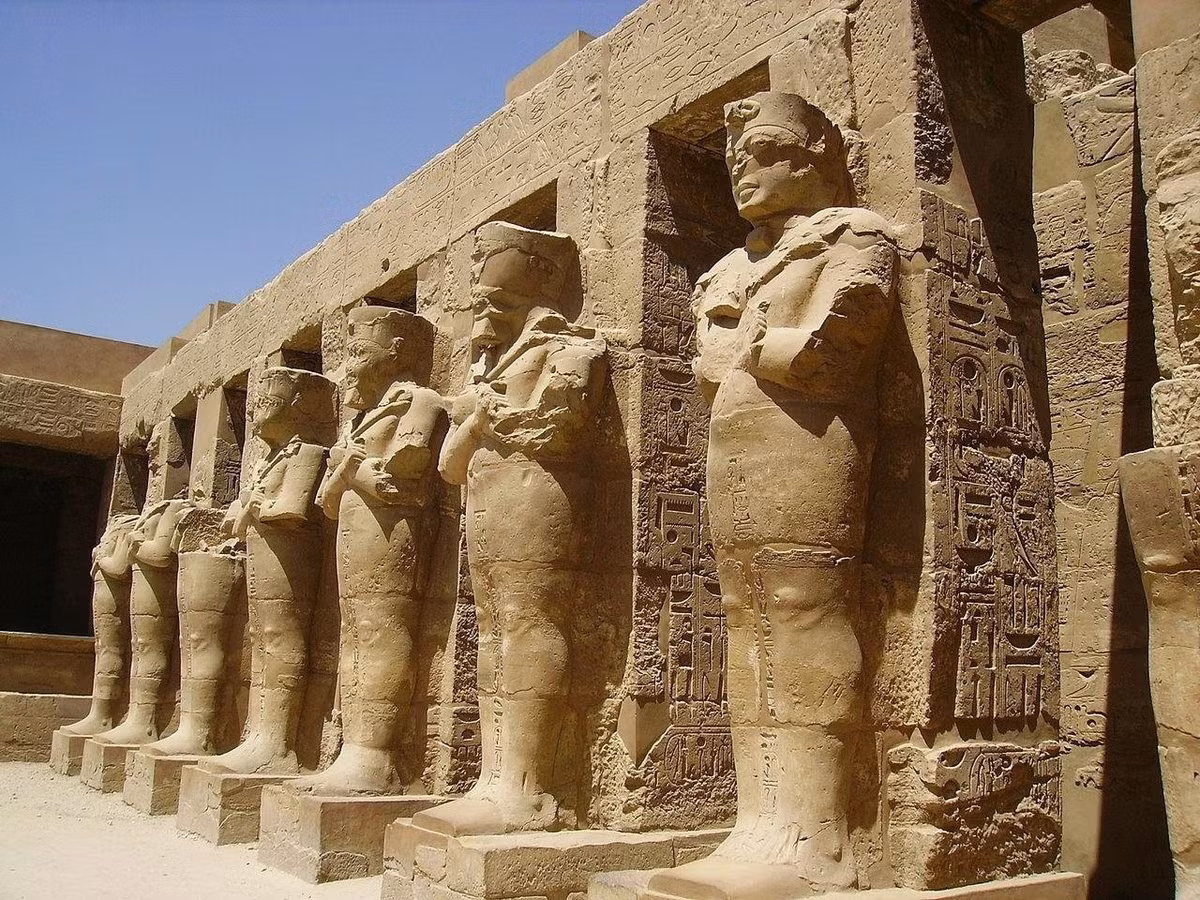 Vùng đất mà Karnak được xây dựng được hình thành khi các dòng sông cắt vào lòng đất ở phía tây và phía Đông, hình thành một hòn đảo cao ở khu vực hiện nay là phía đông/đông nam của khuôn viên đền thờ. Hòn đảo mới nổi này đã tạo nền tảng cho việc định cư và xây dựng đền Karnak ban đầu. Ảnh: Tizianok / CC BY-SA 3.0.