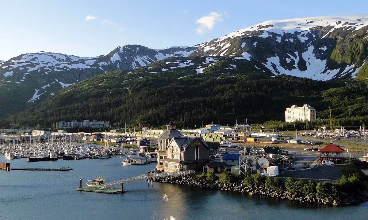 Phần lớn nhu yếu phẩm được vận chuyển tới thị trấn Whittier từ Anchorage. Đồng thời, các cửa hàng địa phương lên kế hoạch dự trữ phù hợp. Người dân cũng có thói quen tích trữ thực phẩm và vật dụng thiết yếu để phòng trường hợp thời tiết xấu hoặc đường hầm tạm đóng cửa. Ảnh: Yahoo.com.