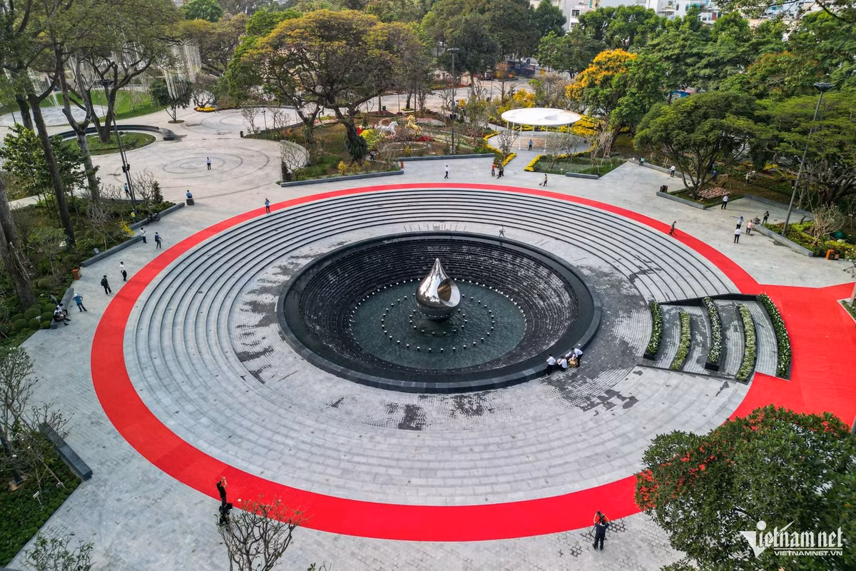 Tại quảng trường trung tâm của công viên- nơi đặt Tượng đài Giọt nước - mặt đất được đào thấp khoảng 4m. Phần đất đào lên được chuyển đổi, bồi đắp thành không gian vườn đồi cạnh quảng trường, thể hiện triết lý cân bằng âm dương, giữ sự hài hòa cho toàn bộ không gian. Tượng đài có chiều cao 6m, chu vi 13m, được chế tác từ inox gương.