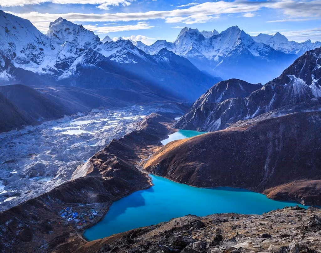 Trong nghiên cứu công bố trên tạp chí Tectonics ngày 26/8, các chuyên gia đã tìm ra lời giải thích cho bí ẩn trên. Họ phát hiện một cấu trúc đóng vai trò quan trọng trong việc nâng đỡ sức nặng khổng lồ của dãy Himalaya và cao nguyên Tây Tạng là khối manti, tức khối vật liệu lớp phủ. Ảnh: Feng Wei Photography / Getty Images.
