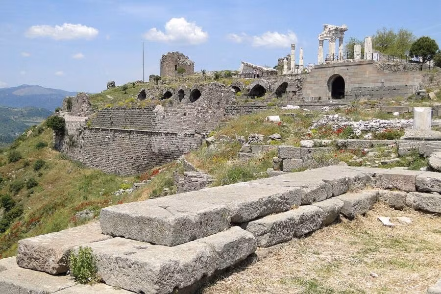Chiếc bình cổ trên được lưu giữ tại Bảo tàng Khảo cổ học Bergama trong một thời gian dài. Nhà khảo cổ học Cenker Atila thuộc Đại học Sivas Cumhuriyet chú ý tới hiện vật này và thực hiện nghiên cứu chuyên sâu. Ảnh: Adam Jones/Wikimedia Commons.