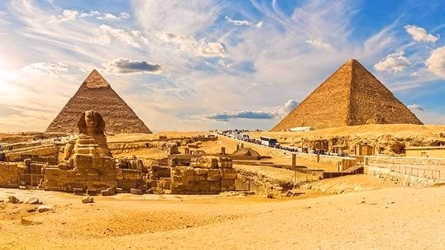 Nếu phương pháp của kỹ sư Alberto chính xác thì kim tự tháp Giza có thể đã được xây dựng vào khoảng năm 23000 trước Công nguyên, sớm hơn tới 20.000 năm so với niên đại hiện được giới chuyên gia chấp nhận rộng rãi. Ảnh: egypt-uncovered.com.