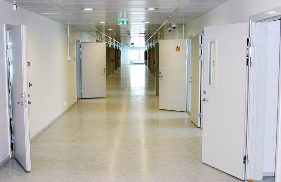 Các tòa nhà 2 tầng tại nhà tù Halden được xây bằng gạch nung, gỗ chưa qua xử lý và thép mạ kẽm. Nội thất được sơn và thiết kế theo từng khu vực riêng như khu nhà ở, khu giải trí, nơi làm việc, trường học và cửa hàng. Ảnh: Wikimedia Commons.