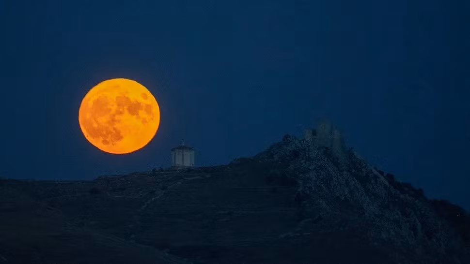 Vào ngày 7/10, siêu trăng đầu tiên của năm 2025 (còn được gọi siêu trăng thu hoạch hay siêu trăng mùa gặt) sẽ chiếu sáng trên bầu trời. Đây là dịp trăng tròn lớn và sáng nhất trong năm cũng như siêu trăng đầu tiên từ tháng 11/2024. Ảnh: Lorenzo Di Cola/NurPhoto via Getty Images.