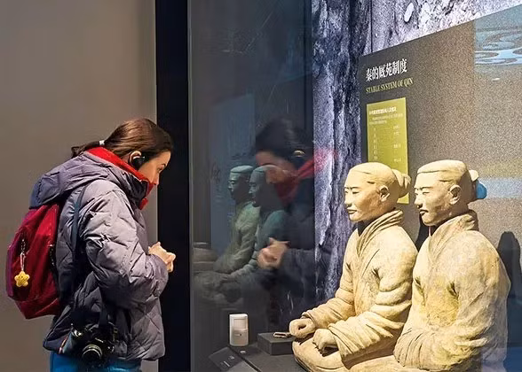 Đội quân đất nung trong lăng mộ của Tần Thủy Hoàng chôn cùng ông hoàng này được cho hộ tống ông hoàng này sang thế giới bên kia. Đội binh mã đất nung này cũng sẽ phụng sự Tần Thủy Hoàng, thực hiện các cuộc chinh phạt ở cõi âm. Ảnh: travelchinaguide.