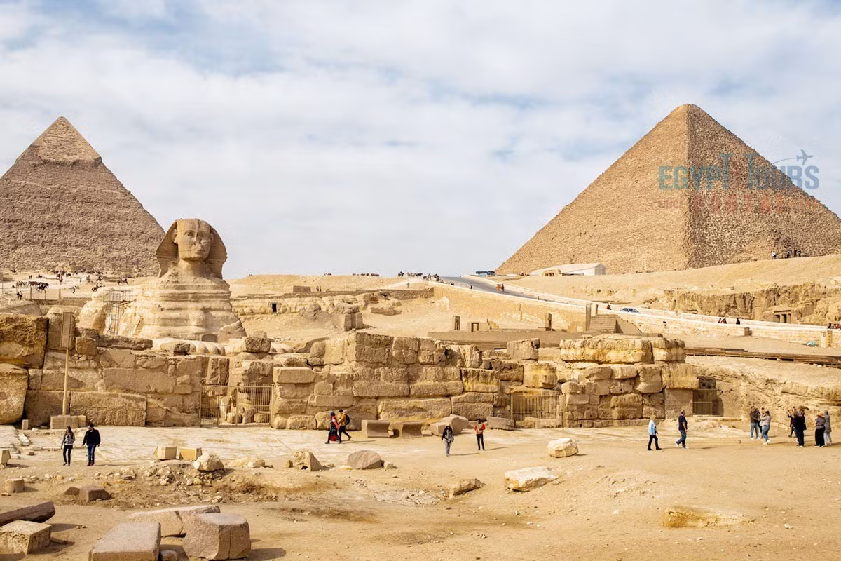 Nhà khảo cổ Hawass các dòng chữ được tìm thấy ở những buồng rất khó tiếp cận và nguy hiểm. Chúng được viết với kiểu chữ mà chỉ các nhà Ai Cập học được đào tạo bài bản mới có thể giải mã chính xác. Khả năng người hiện đại làm giả là gần như không thể. Các chuyên gia phải leo lên độ cao khoảng 14m và bò qua các lối hẹp mới tiếp cận những buồng đó. Ảnh: egypttoursportal.