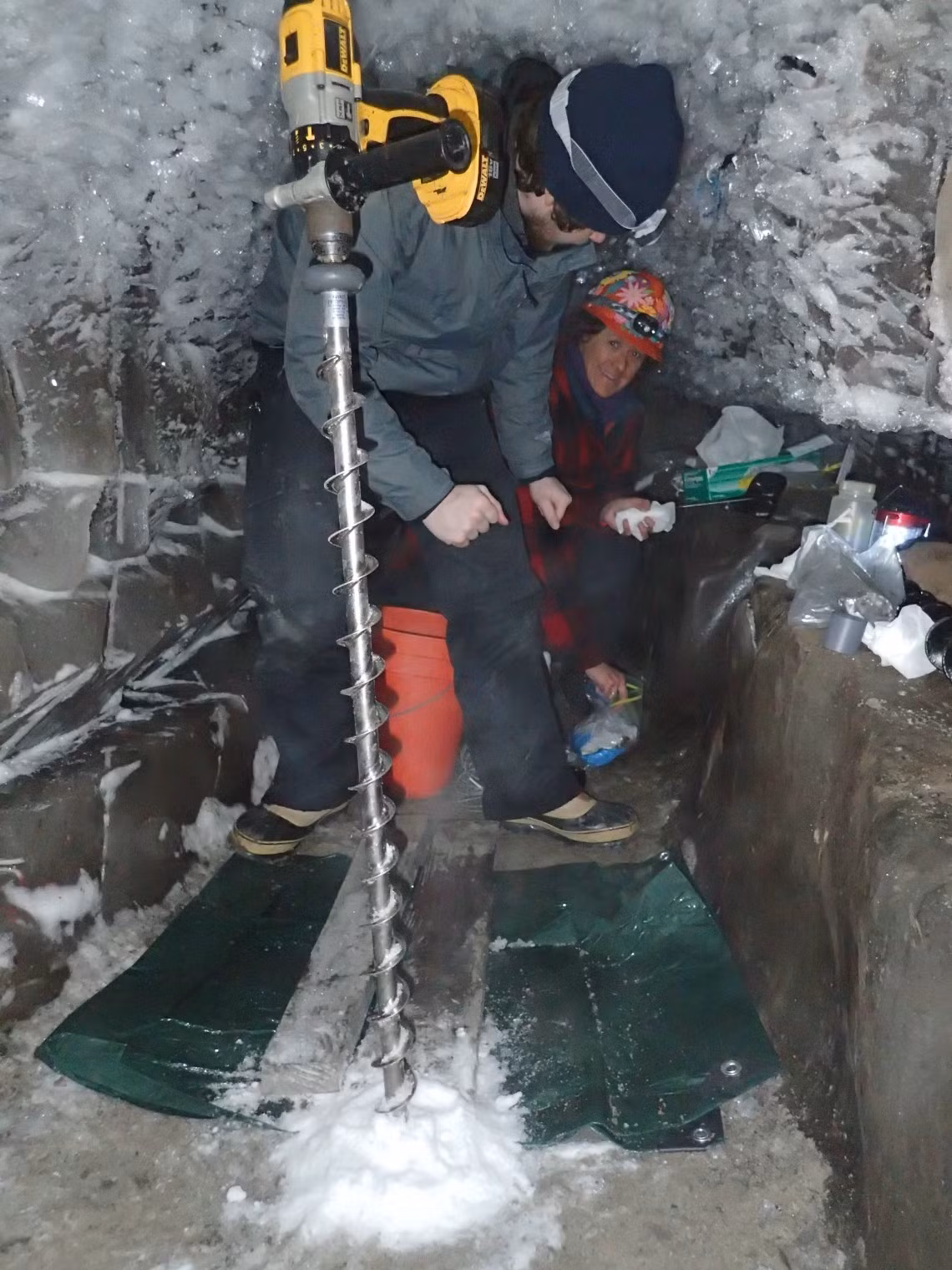 "Chúng tôi muốn mô phỏng những gì xảy ra vào mùa hè ở Alaska, trong điều kiện khí hậu tương lai khi nhiệt độ này lan đến những khu vực sâu hơn của lớp đất đóng băng vĩnh cửu", tác giả chính của nghiên cứu, ông Caro cho hay. Ảnh: Go Iwahana/University of Alaska, Fairbanks.