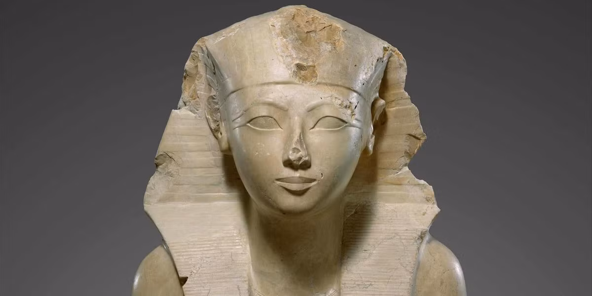 Hatshepsut (1508 trước Công nguyên - 1458 trước Công nguyên) là con gái lớn của pharaoh Thutmose I và nữ hoàng Ahmose. Sau khi cha băng hà vào năm 1493 trước Công nguyên, Hatshepsut kết hôn với người em cùng cha khác mẹ là Thutmose II và trở thành nữ hoàng. Hai vợ chồng cùng cai trị Ai Cập. Ảnh: The Met - Public Domain.