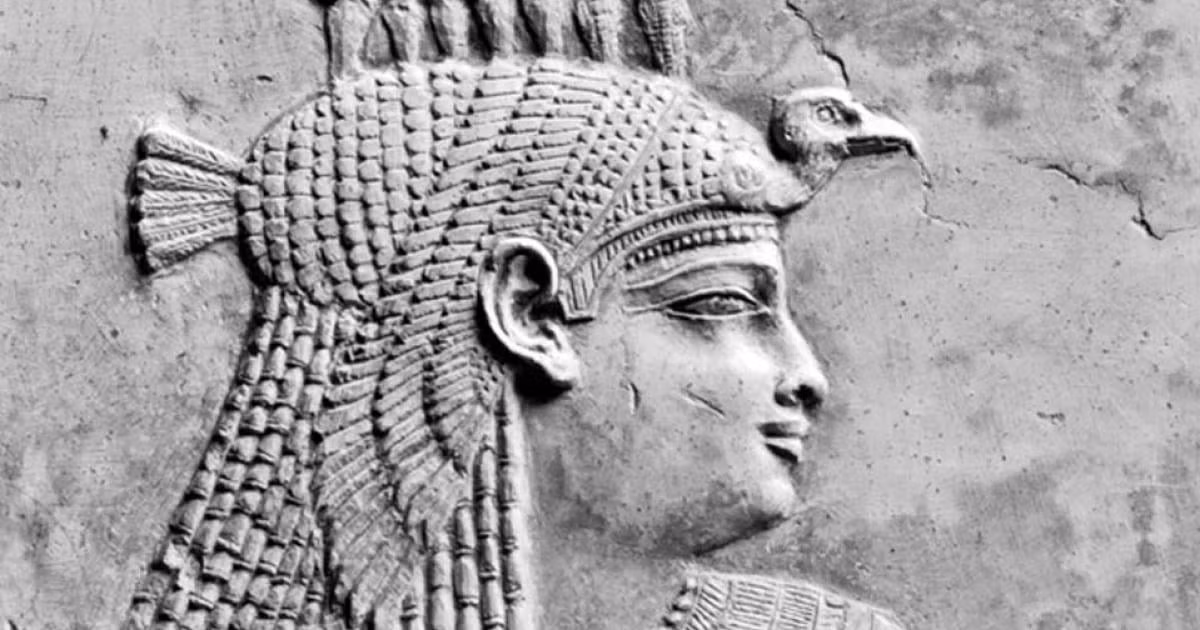 Theo các ghi chép, nữ pharaoh Merneith cai trị Ai Cập có thể bắt đầu trị vì Ai Cập vào khoảng năm 2950 trước Công nguyên. Bà là vợ của pharaoh Djet và mẹ của pharaoh Den. Giới nghiên cứu biết rất ít chi tiết về cuộc đời của bà hoàng này, bao gồm không rõ bà có cai trị một mình trong thời gian dài hay không. Ảnh: Ancient-origins.