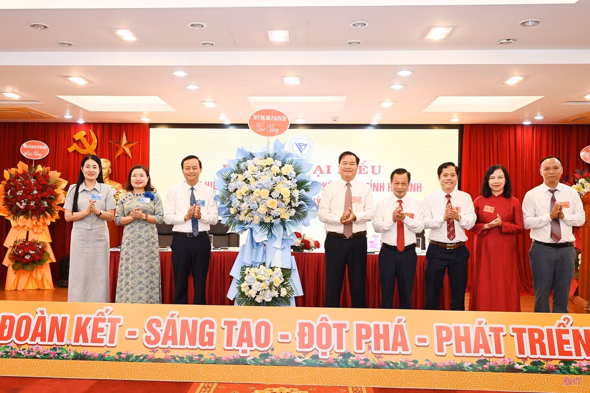 ... và lãnh đạo tỉnh Hà Tĩnh tặng hoa chúc mừng đại hội.
