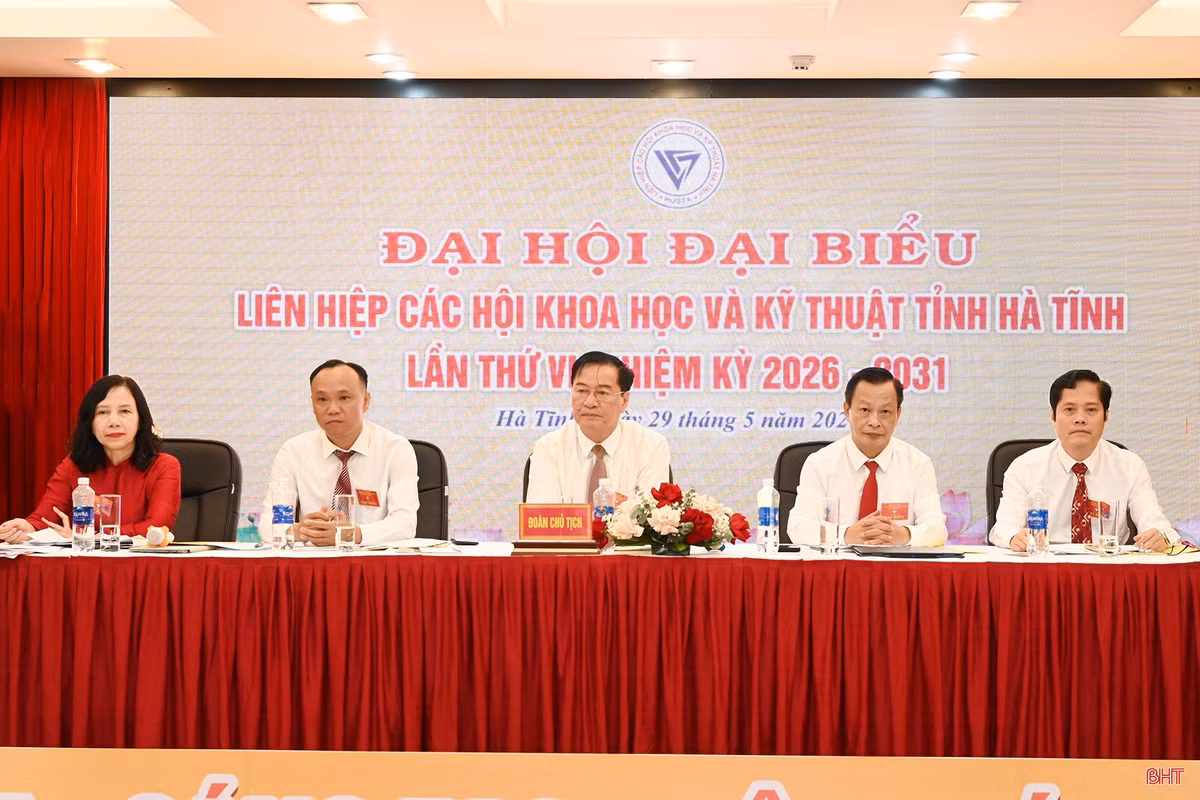 Đoàn Chủ tịch điều hành đại hội.