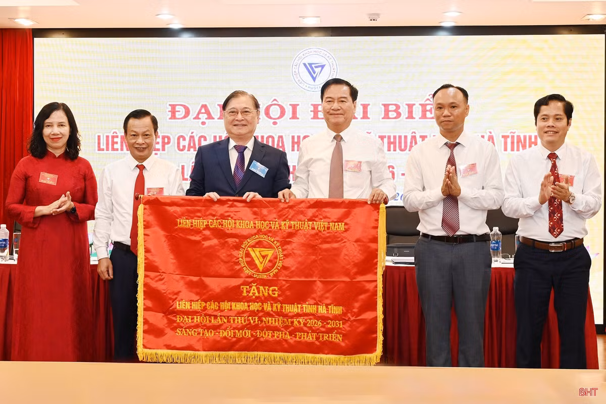 GS.TSKH Phan Xuân Dũng – Chủ tịch Liên hiệp các Hội Khoa học và Kỹ thuật Việt Nam tặng bức trướng cho Liên hiệp hội Hà Tĩnh.