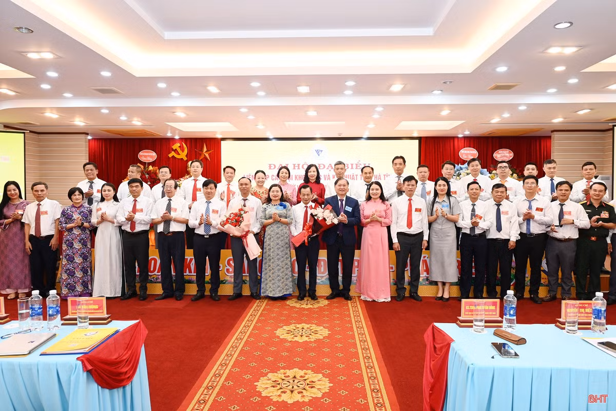 Lãnh đạo Liên hiệp các Hội KH&amp;KT Việt Nam và lãnh đạo tỉnh tặng hoa chúc mừng Ban Chấp hành Liên hiệp các hội khóa VI.