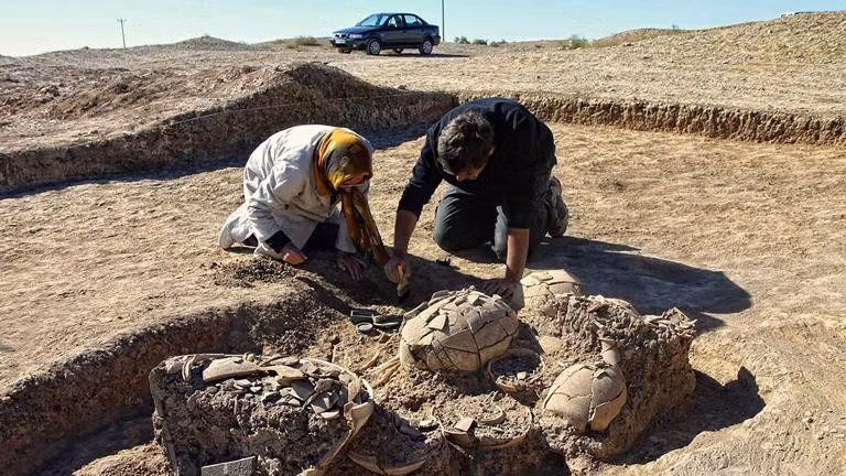 Trong cuộc khai quật tại địa điểm khảo cổ Tepe Chalow ở tỉnh Bắc Khorasan, Iran, các nhà khảo cổ đã phát hiện một ngôi mộ hoa của thiếu niên sống cách đây hơn 3.000 năm. Ảnh: Ali Vahdati.