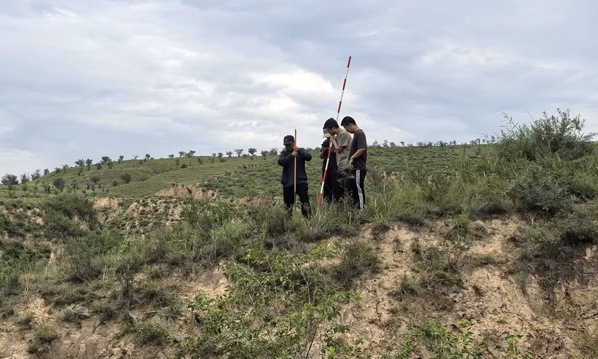 Chiều rộng trung bình của Tần Trực Đạo khoảng 40m. Đặc biệt, một số đoạn có chiều rộng lên tới 60m - đủ rộng cho 4 làn xe di chuyển như ngày nay. Ảnh: Yulin Institue.