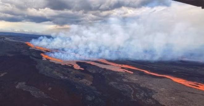Tuy nhiên, USGS cảnh báo nồng độ khí núi lửa cao dự kiến ​​sẽ còn tồn tại trong khí quyển và "có thể gây ra những ảnh hưởng sâu rộng theo chiều gió". Ảnh: Xinhua.