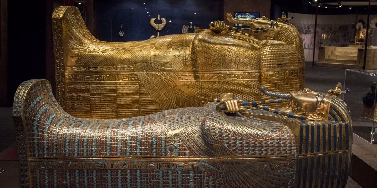 Vì vậy, nhóm của nhà khảo cổ Howard Carter quyết định sử dụng dao và những dụng cụ khác để đưa thi hài pharaoh Tutankhamun ra khỏi quan tài cũng như lấy mặt nạ vàng được đặt trên mặt của xác ướp. Ảnh: Getty Images.