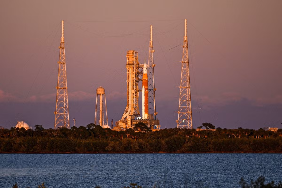 Giải thích về sự cố mới nhất, Giám đốc NASA Jared Isaacman cho biết bộ lọc, van hoặc tấm nối bị lỗi có thể là nguyên nhân gây tắc nghẽn dòng khí heli. Ảnh: MIGUEL J. RODRIGUEZ CARRILLO/Getty Images.