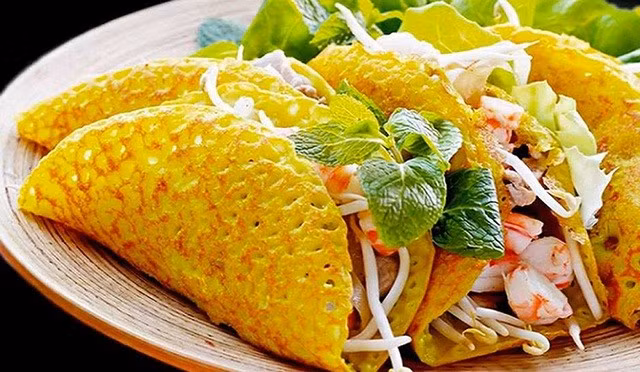 Món ăn này thường được dùng kèm với rau sống, như diếp cá, húng quế và các loại rau thơm khác, cùng với nước chấm chua ngọt giúp cân bằng hương vị. Tên gọi "bánh xèo" xuất phát từ âm thanh "xèo xèo" khi đổ bột vào chảo dầu nóng. Bánh xèo ngon nhất khi vừa rán xong và món ăn này xứng đáng nằm trong danh sách những món ngon của Việt Nam mà du khách không thể bỏ qua.