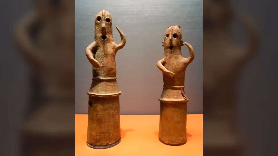 Trong thời kỳ Kofun (từ năm 300 - 710) của lịch sử Nhật Bản, người dân chôn cất người chết trong những gò đất lớn với nhiều đồ tùy táng. Rải rác xung quanh các gò đất là những vật dụng gọi là "haniwa" - tượng đất sét rỗng bên trong điêu khắc hình người. Chúng được dùng để cúng bái người quá cố. Ảnh: Leopold von Ungern / Alamy.