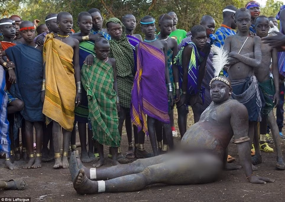 Bộ tộc Bodi sinh sống tại thung lũng Omo, Ethiopia. Giống nhiều bộ lạc trên thế giới, người Bodi có một số phong tục độc đáo. Nổi tiếng là việc bộ tộc Bodi tổ chức lễ hội Ka'el hàng năm nhằm tôn vinh những người đàn ông có bụng to nhất. Ảnh: Eric Lafforgue.