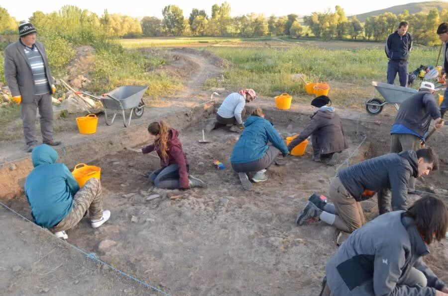Theo các chuyên gia, những hài cốt trẻ em này nằm gần một công trình bí ẩn của người Hittite. Thi hài trẻ sơ sinh được chôn cùng với trò, xương động vật và các mảnh gốm. Những phát hiện này có liên quan chặt chẽ tới công trình của người Hittite gần đó. Ảnh: Università di Pisa.