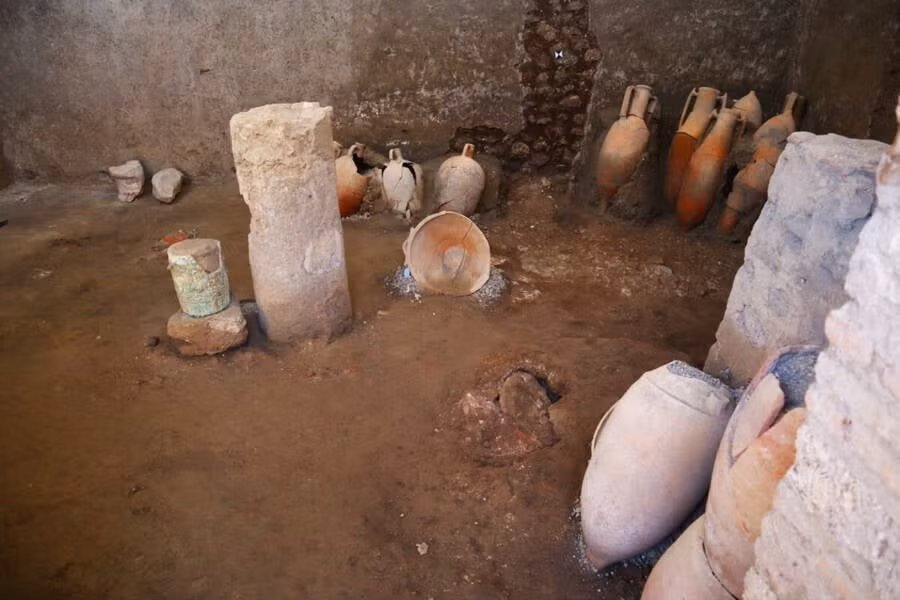 Thêm nữa, các cửa hàng thực phẩm từ từ sụp đổ xung quanh chiếc bình khi núi lửa Vesuvius phun trào dữ dội vào năm 79 sau Công nguyên khiến cho Thermopolium del Gallo dường như bị "đóng băng thời gian" vào ngày chết chóc nhất trong lịch sử Pompeii. Ảnh: Parco Archeologico di Pompei.