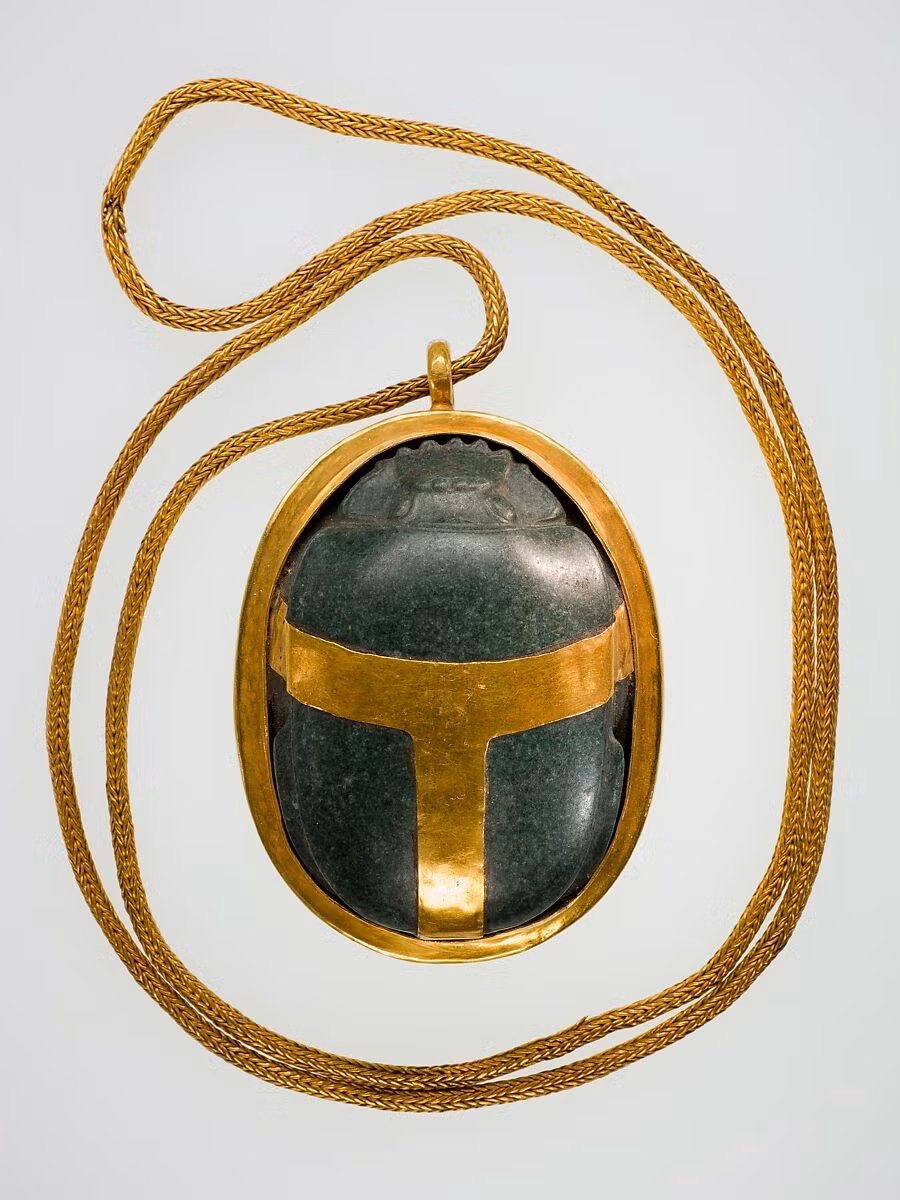 Mặt dây chuyền có hình một con bọ hung có chiều dài khoảng 6,6 cm trong khi sợi dây dài 77,5 cm. Ảnh: Metropolitan Museum of Art.