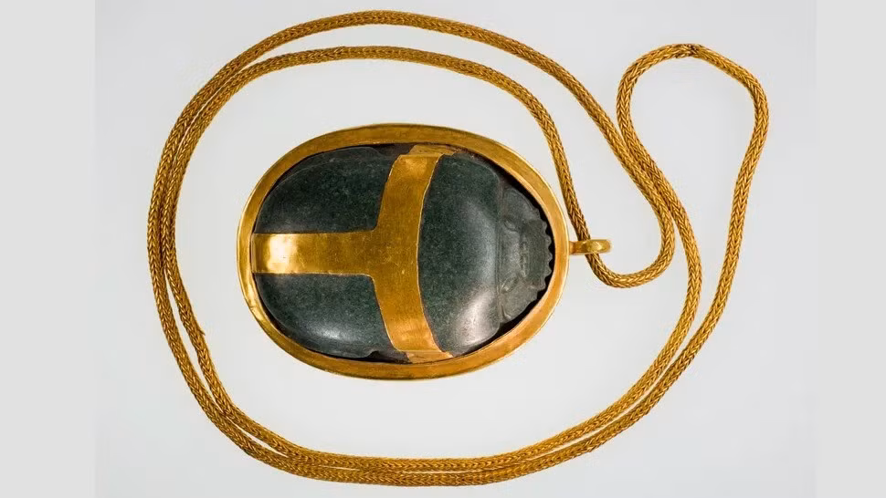 Hatnefer's Heart Scarab là bùa hộ mệnh quý hiếm được các chuyên gia tìm thấy trong ngôi mộ của một nữ quý tộc Ai Cập cổ đại vào những năm 1930. Danh tính của người phụ nữ chôn cùng dây chuyền có hình bọ hung được xác định là Hatnefer. Ảnh: Metropolitan Museum of Art.