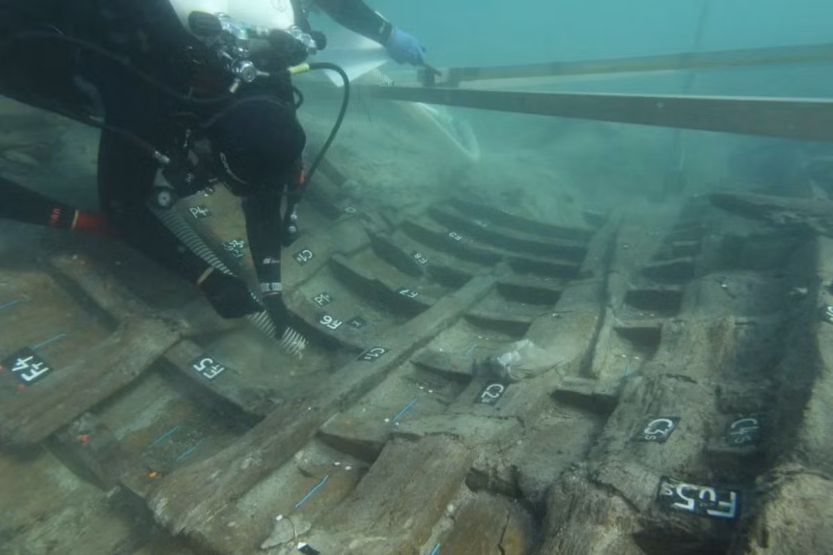 Anton Divić, chủ sở hữu một công ty nghiên cứu khảo cổ học dưới nước của Croatia, cho hay: "Đây là con tàu thuyền ổn định, có thể chở tải trọng nặng, di chuyển quãng đường trung bình đến dài". Ảnh: Zadarski.hr.